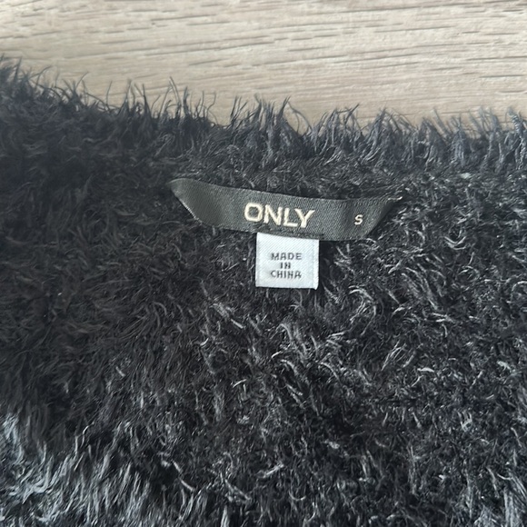 Cute black fuzzy sweater - Picture 4 of 4